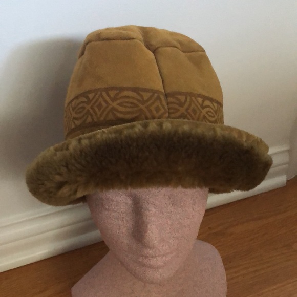 VTG Bucket Hat Simon HemsedalHandprint on lamb fur.Made in Norway.